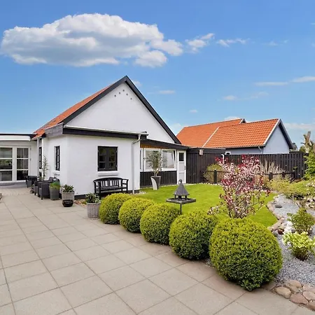 House Close To Town And Shopping Villa