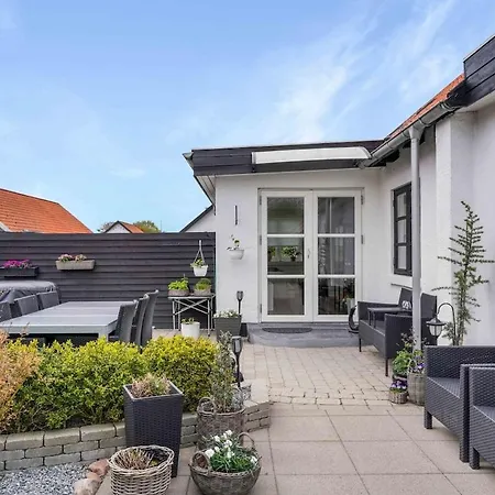 House Close To Town And Shopping